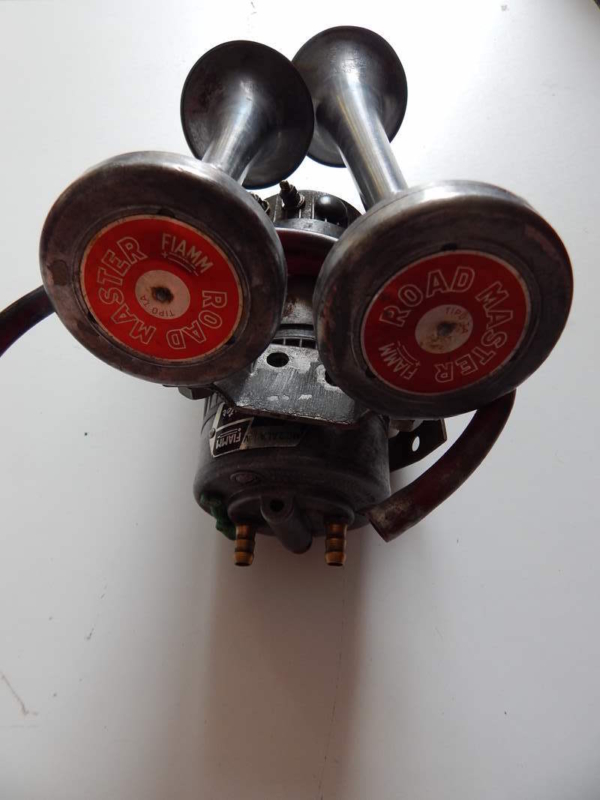 Ferrari 250 275 Fiamm Roadmaster 1960s Horn Set