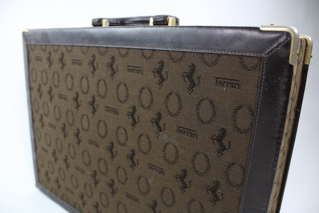 Sac Mallette Vintage Ferrari Années 70-80 - Cuir Et Plastique, Logo Ferrari, NOS (neuf Avec étiquettes)